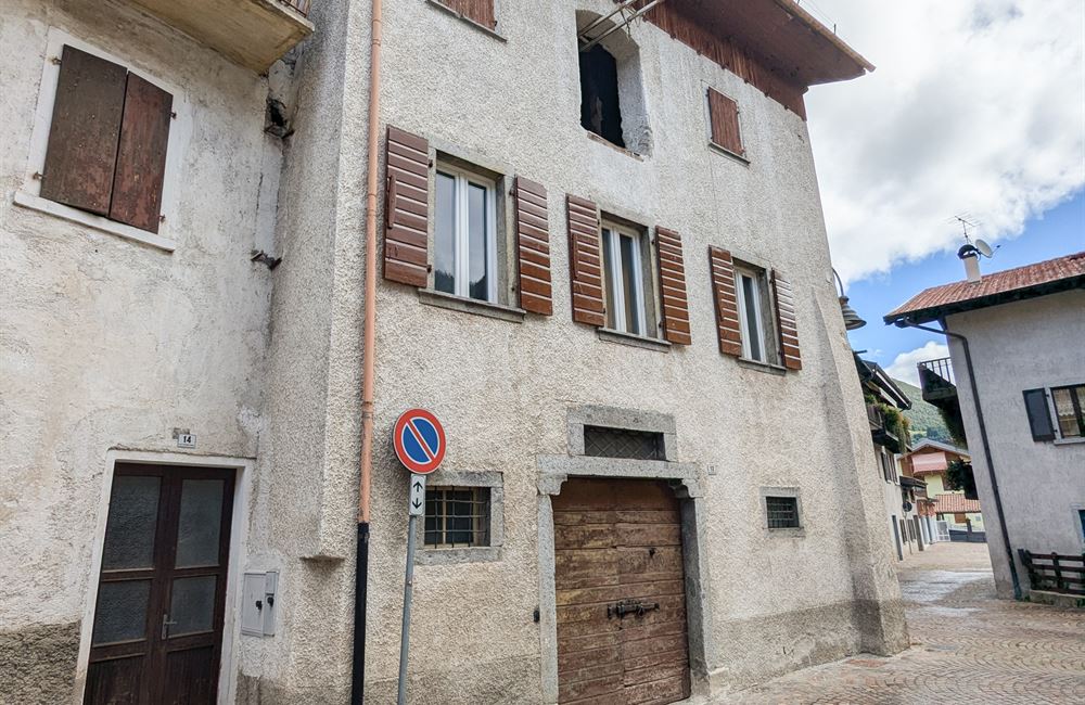 EDIFICIO DA RISTRUTTURARE CON AMPIO CORTILE - Vendita Edificio terra-cielo Ledro (fraz. Tiarno di Sopra)  Valle di Ledro