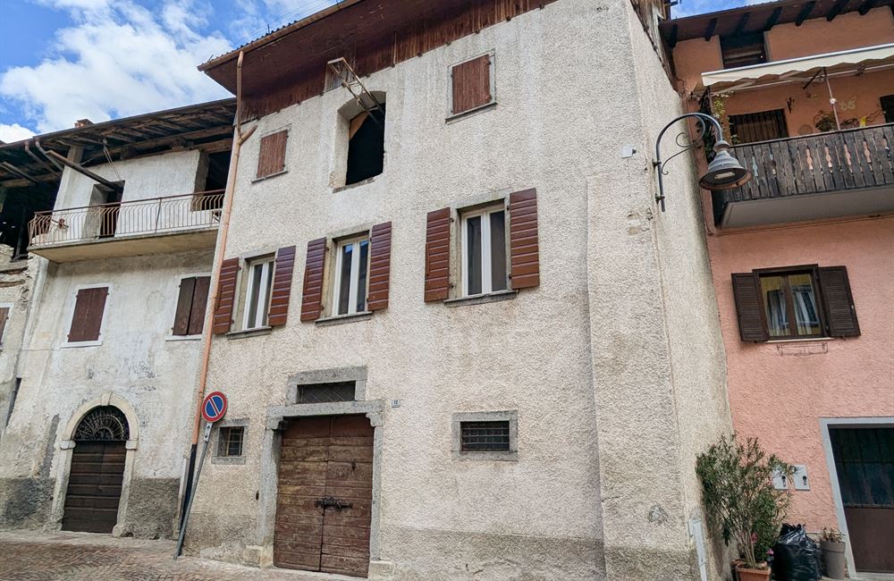 EDIFICIO DA RISTRUTTURARE CON AMPIO CORTILE - Vendita Edificio terra-cielo Ledro (fraz. Tiarno di Sopra)  Valle di Ledro