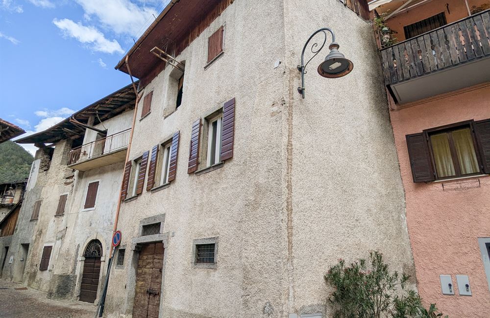 EDIFICIO DA RISTRUTTURARE CON AMPIO CORTILE - Vendita Edificio terra-cielo Ledro (fraz. Tiarno di Sopra)  Valle di Ledro