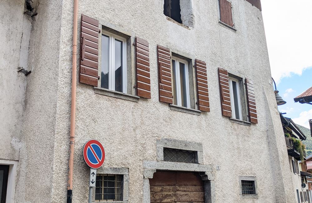 EDIFICIO DA RISTRUTTURARE CON AMPIO CORTILE - Vendita Edificio terra-cielo Ledro (fraz. Tiarno di Sopra)  Valle di Ledro