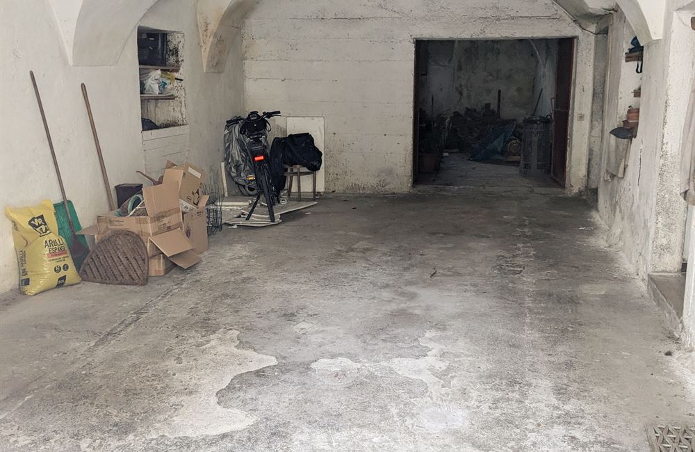 EDIFICIO DA RISTRUTTURARE CON AMPIO CORTILE - Vendita Edificio terra-cielo Ledro (fraz. Tiarno di Sopra)  Valle di Ledro