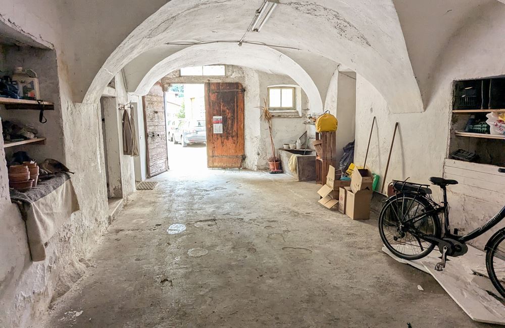 EDIFICIO DA RISTRUTTURARE CON AMPIO CORTILE - Vendita Edificio terra-cielo Ledro (fraz. Tiarno di Sopra)  Valle di Ledro