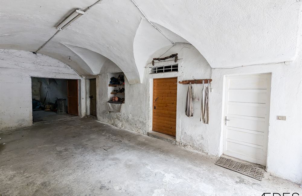 EDIFICIO DA RISTRUTTURARE CON AMPIO CORTILE - Vendita Edificio terra-cielo Ledro (fraz. Tiarno di Sopra)  Valle di Ledro