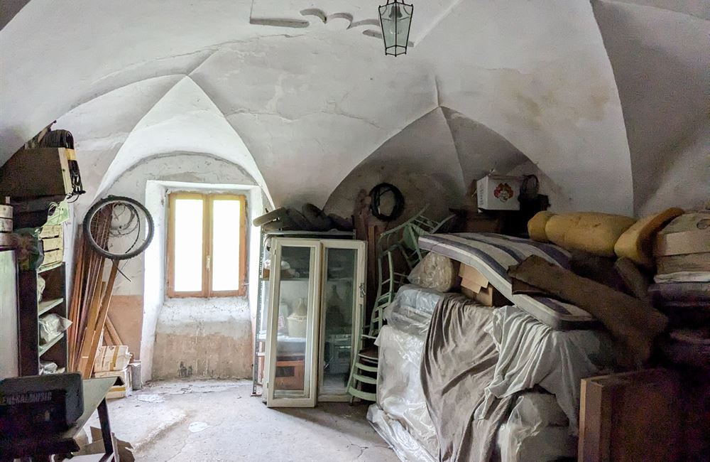 EDIFICIO DA RISTRUTTURARE CON AMPIO CORTILE - Vendita Edificio terra-cielo Ledro (fraz. Tiarno di Sopra)  Valle di Ledro