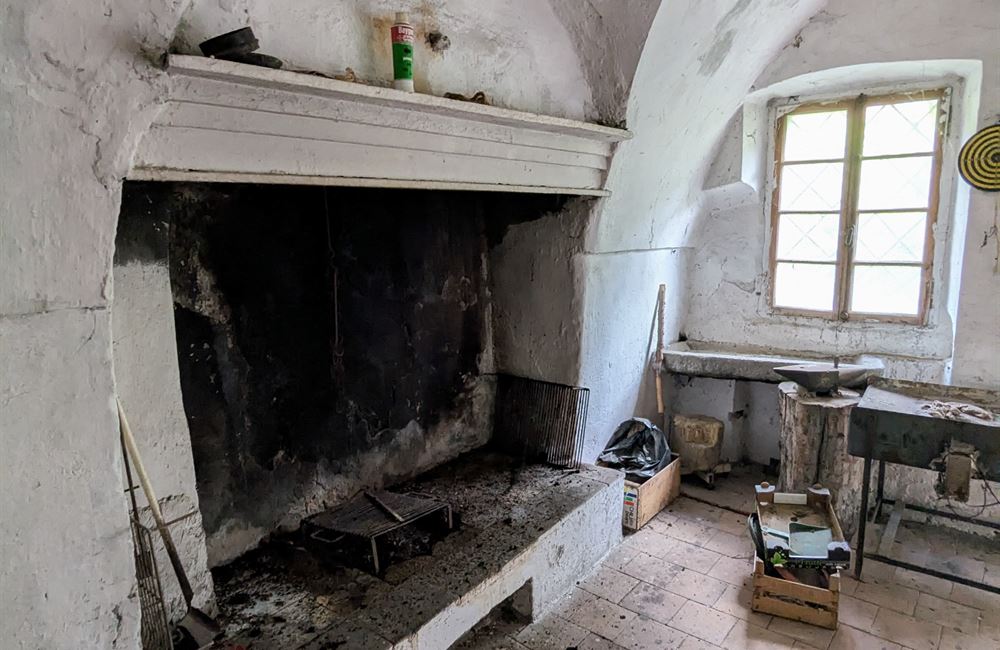 EDIFICIO DA RISTRUTTURARE CON AMPIO CORTILE - Vendita Edificio terra-cielo Ledro (fraz. Tiarno di Sopra)  Valle di Ledro