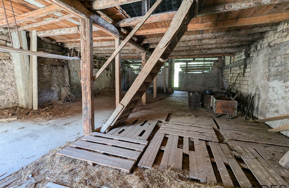 EDIFICIO DA RISTRUTTURARE CON AMPIO CORTILE - Vendita Edificio terra-cielo Ledro (fraz. Tiarno di Sopra)  Valle di Ledro