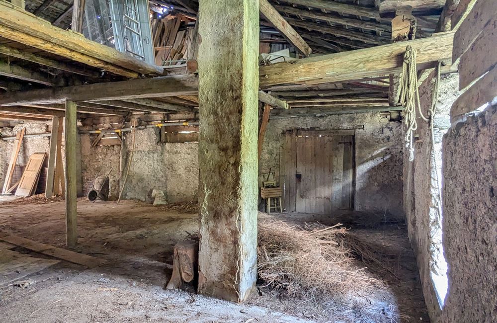 EDIFICIO DA RISTRUTTURARE CON AMPIO CORTILE - Vendita Edificio terra-cielo Ledro (fraz. Tiarno di Sopra)  Valle di Ledro