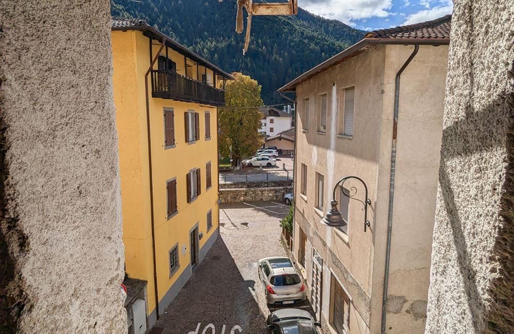 EDIFICIO DA RISTRUTTURARE CON AMPIO CORTILE - Vendita Edificio terra-cielo Ledro (fraz. Tiarno di Sopra)  Valle di Ledro