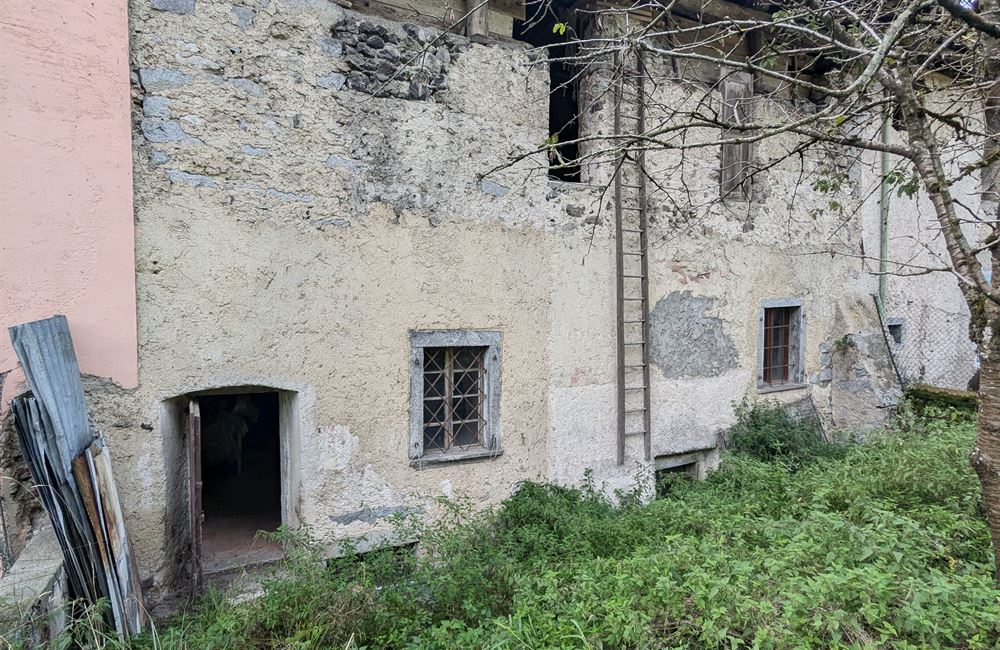 EDIFICIO DA RISTRUTTURARE CON AMPIO CORTILE - Vendita Edificio terra-cielo Ledro (fraz. Tiarno di Sopra)  Valle di Ledro