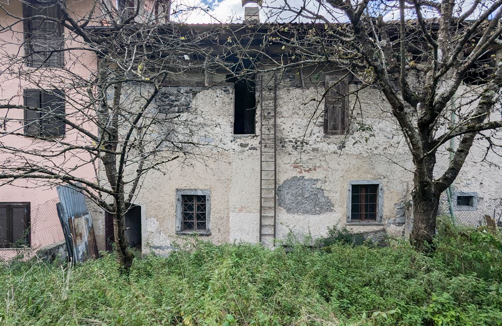 EDIFICIO DA RISTRUTTURARE CON AMPIO CORTILE - Vendita Edificio terra-cielo Ledro (fraz. Tiarno di Sopra)  Valle di Ledro
