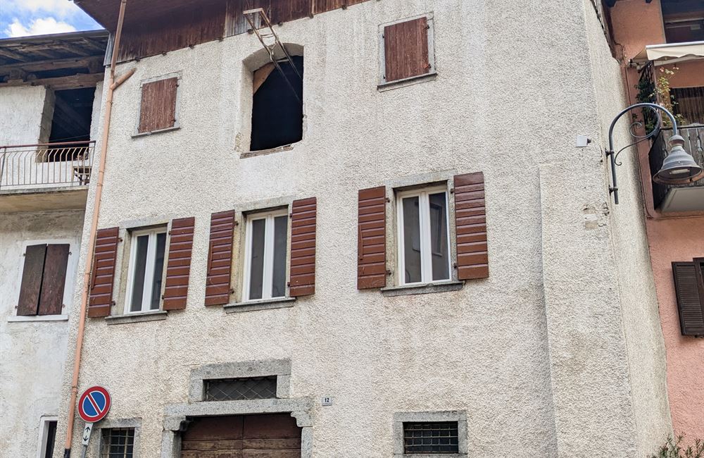 EDIFICIO DA RISTRUTTURARE CON AMPIO CORTILE - Vendita Edificio terra-cielo Ledro (fraz. Tiarno di Sopra)  Valle di Ledro
