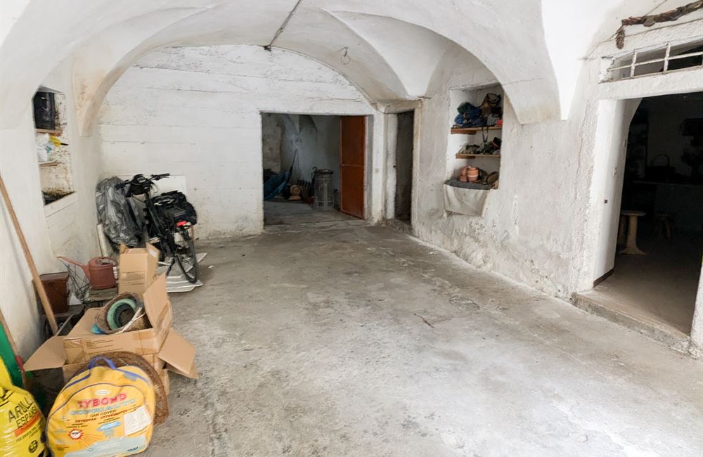 EDIFICIO DA RISTRUTTURARE CON AMPIO CORTILE - Vendita Edificio terra-cielo Ledro (fraz. Tiarno di Sopra)  Valle di Ledro