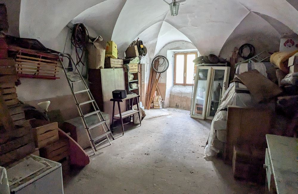 EDIFICIO DA RISTRUTTURARE CON AMPIO CORTILE - Vendita Edificio terra-cielo Ledro (fraz. Tiarno di Sopra)  Valle di Ledro