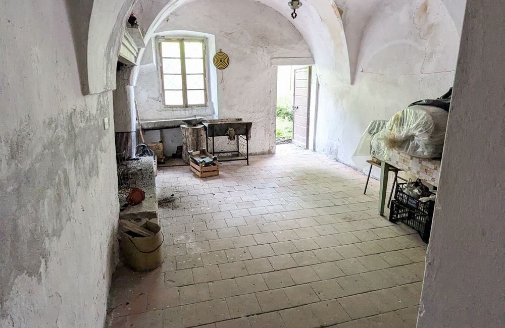 EDIFICIO DA RISTRUTTURARE CON AMPIO CORTILE - Vendita Edificio terra-cielo Ledro (fraz. Tiarno di Sopra)  Valle di Ledro