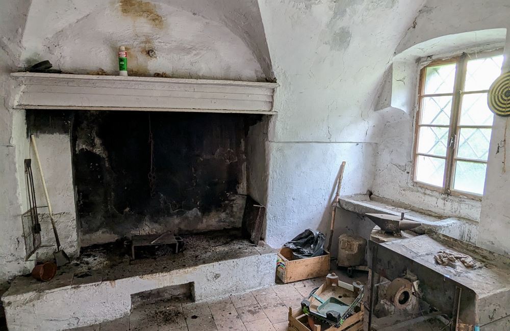 EDIFICIO DA RISTRUTTURARE CON AMPIO CORTILE - Vendita Edificio terra-cielo Ledro (fraz. Tiarno di Sopra)  Valle di Ledro