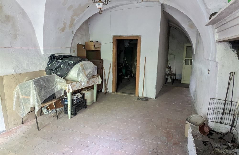 EDIFICIO DA RISTRUTTURARE CON AMPIO CORTILE - Vendita Edificio terra-cielo Ledro (fraz. Tiarno di Sopra)  Valle di Ledro