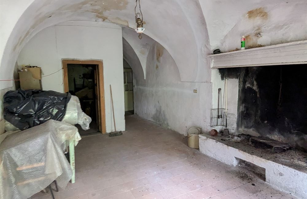 EDIFICIO DA RISTRUTTURARE CON AMPIO CORTILE - Vendita Edificio terra-cielo Ledro (fraz. Tiarno di Sopra)  Valle di Ledro