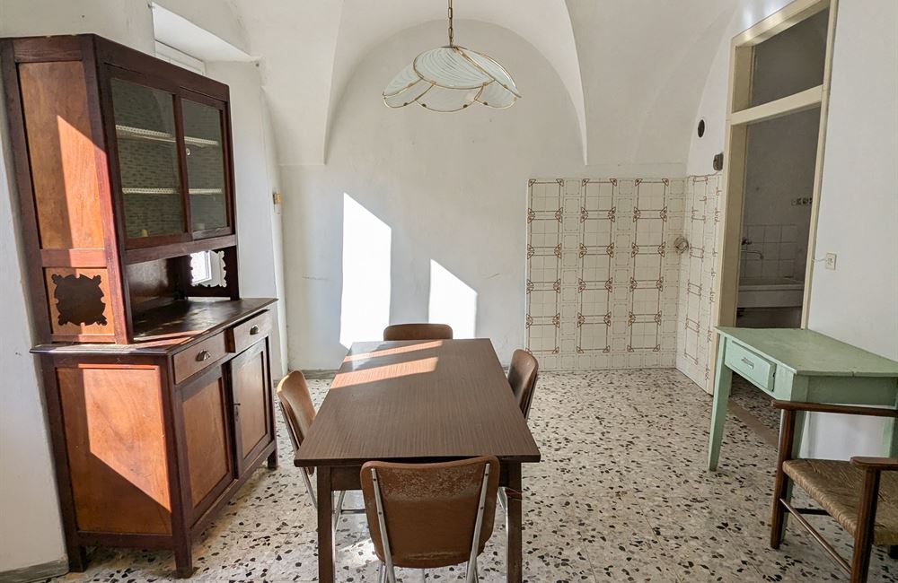 EDIFICIO DA RISTRUTTURARE CON AMPIO CORTILE - Vendita Edificio terra-cielo Ledro (fraz. Tiarno di Sopra)  Valle di Ledro