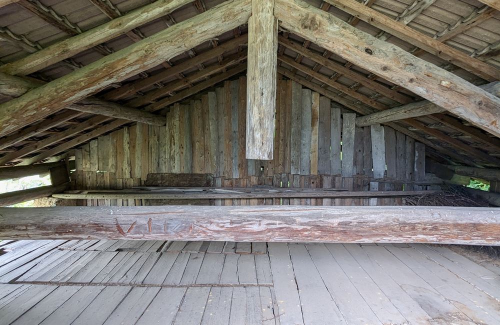 PARTE DI ANTICO FIENILE E TERRENI IN POSIZIONE UNICA - Vendita Rustico Ledro (fraz. Tiarno di Sotto) Valle di Ledro
