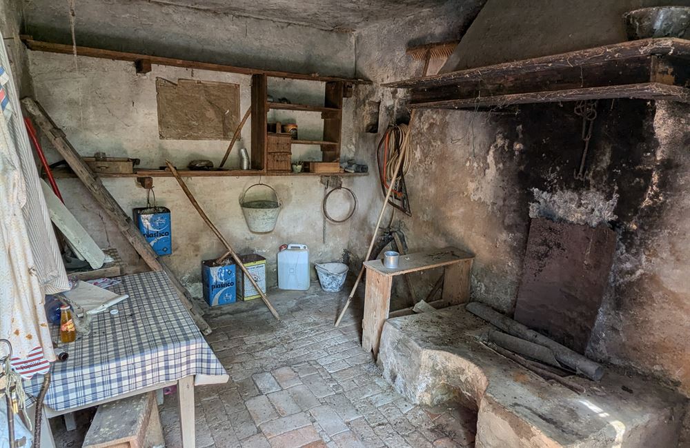 PARTE DI ANTICO FIENILE E TERRENI IN POSIZIONE UNICA - Vendita Rustico Ledro (fraz. Tiarno di Sotto) Valle di Ledro