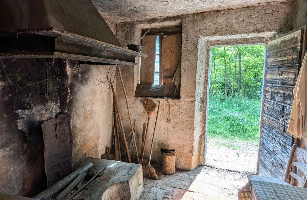 PARTE DI ANTICO FIENILE E TERRENI IN POSIZIONE UNICA - Vendita Rustico Ledro (fraz. Tiarno di Sotto) Valle di Ledro