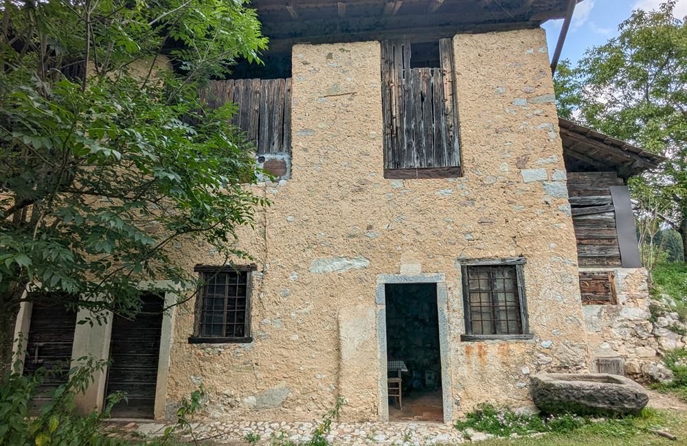 PARTE DI ANTICO FIENILE E TERRENI IN POSIZIONE UNICA - Vendita Rustico Ledro (fraz. Tiarno di Sotto) Valle di Ledro