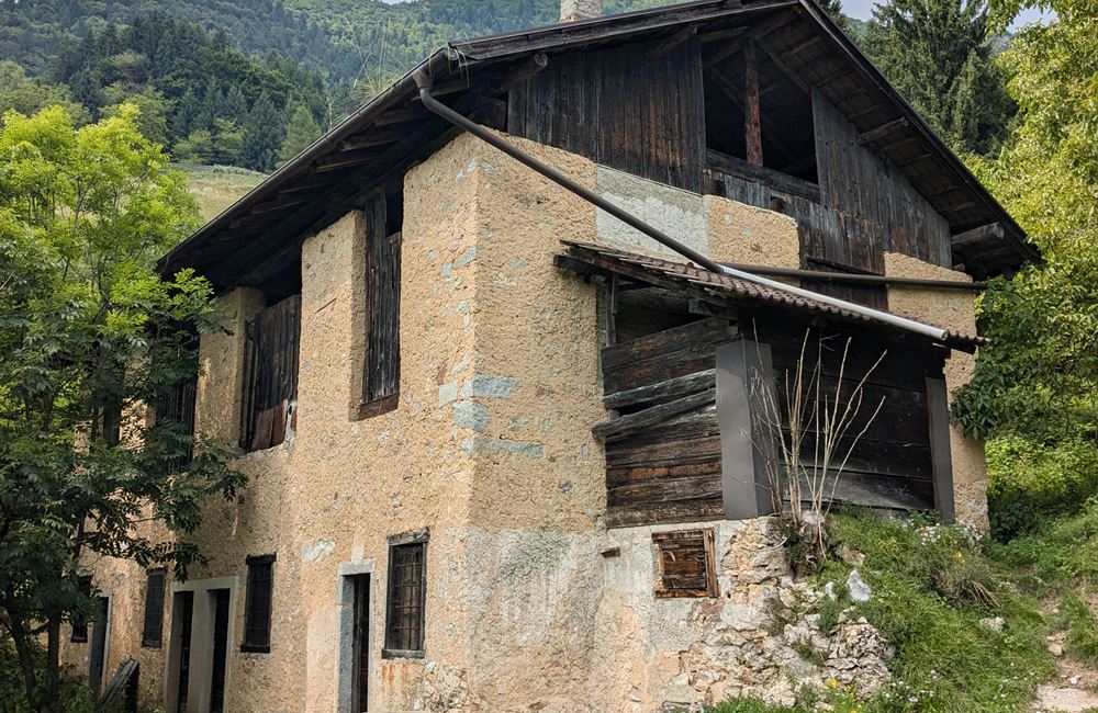 PARTE DI ANTICO FIENILE E TERRENI IN POSIZIONE UNICA - Vendita Rustico Ledro (fraz. Tiarno di Sotto) Valle di Ledro