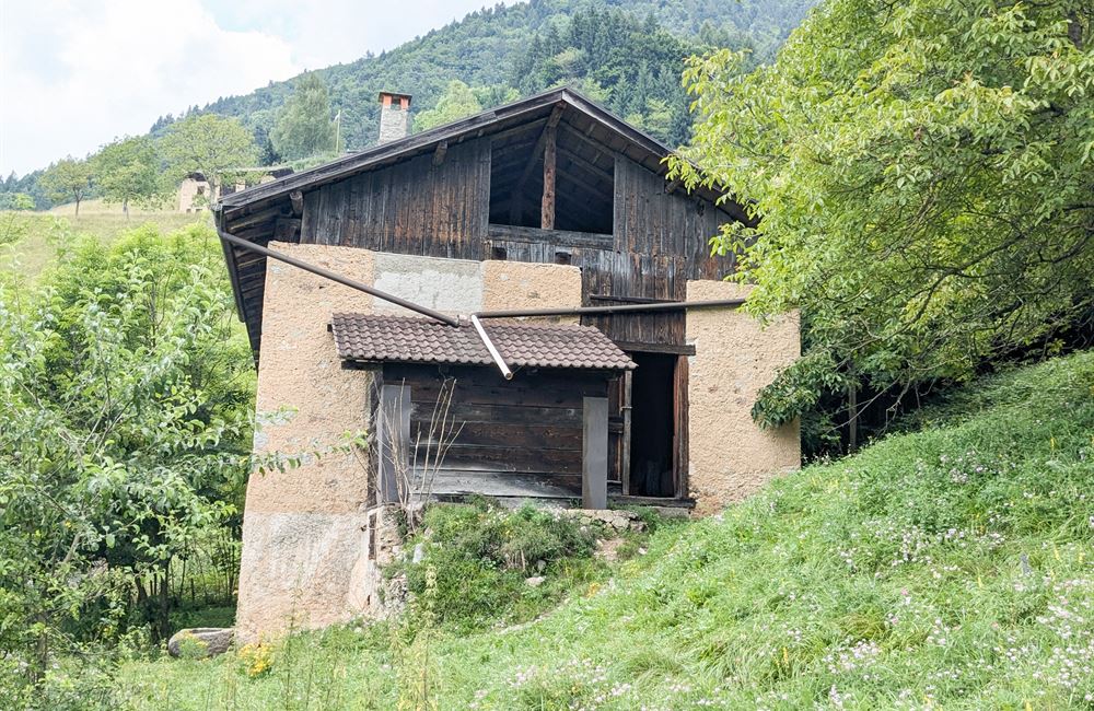 PARTE DI ANTICO FIENILE E TERRENI IN POSIZIONE UNICA - Vendita Rustico Ledro (fraz. Tiarno di Sotto) Valle di Ledro