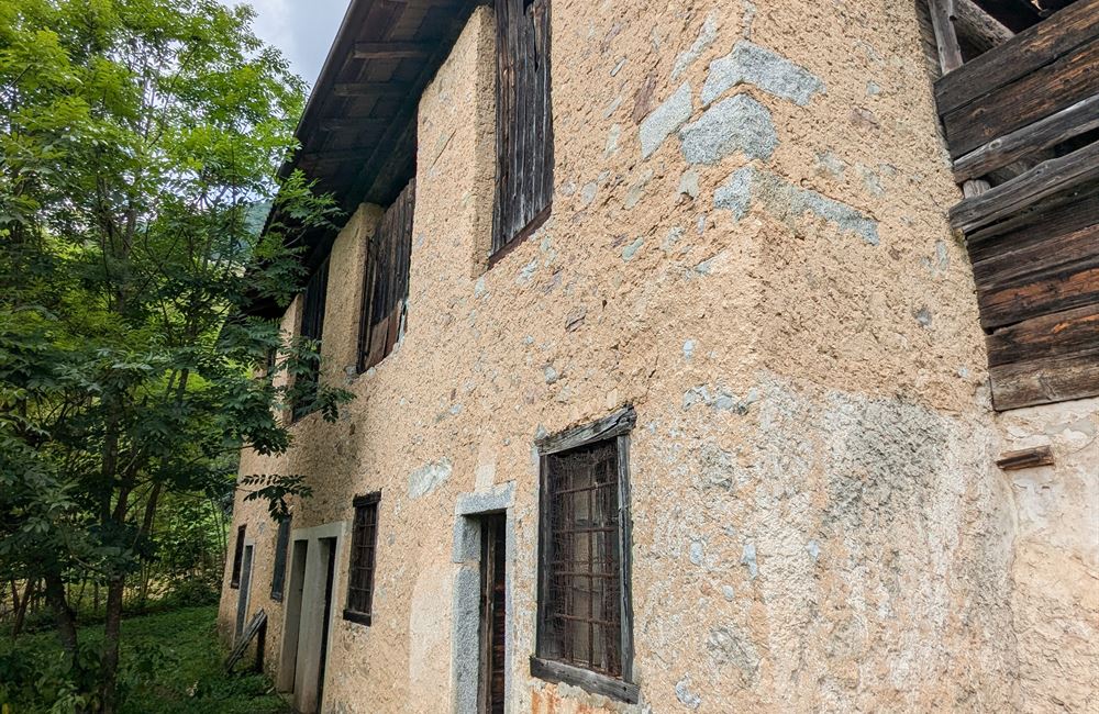 PARTE DI ANTICO FIENILE E TERRENI IN POSIZIONE UNICA - Vendita Rustico Ledro (fraz. Tiarno di Sotto) Valle di Ledro