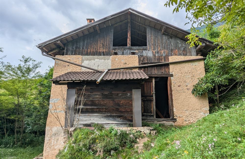 PARTE DI ANTICO FIENILE E TERRENI IN POSIZIONE UNICA - Vendita Rustico Ledro (fraz. Tiarno di Sotto) Valle di Ledro