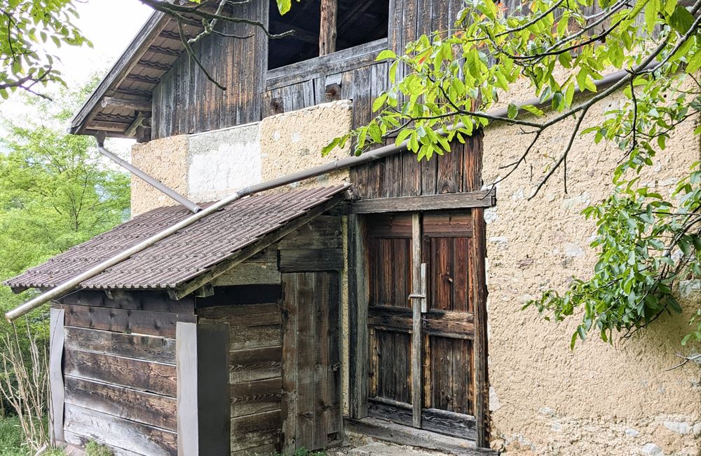 PARTE DI ANTICO FIENILE E TERRENI IN POSIZIONE UNICA - Vendita Rustico Ledro (fraz. Tiarno di Sotto) Valle di Ledro