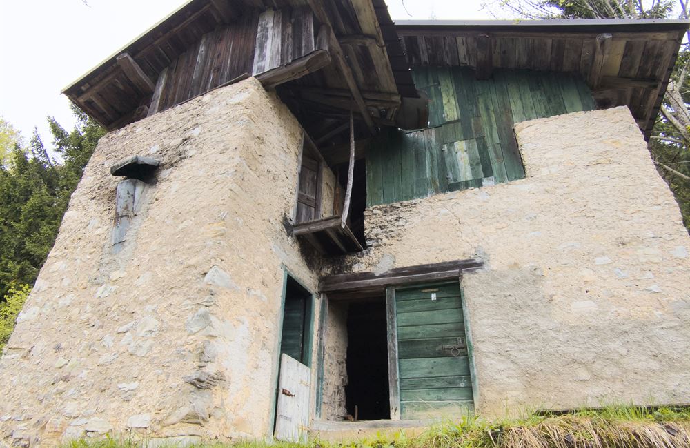 PARTE DI FIENILE E TERRENI IN LOCALITA’ VIES - Vendita Rustico Ledro (località Vies) Valle di Ledro