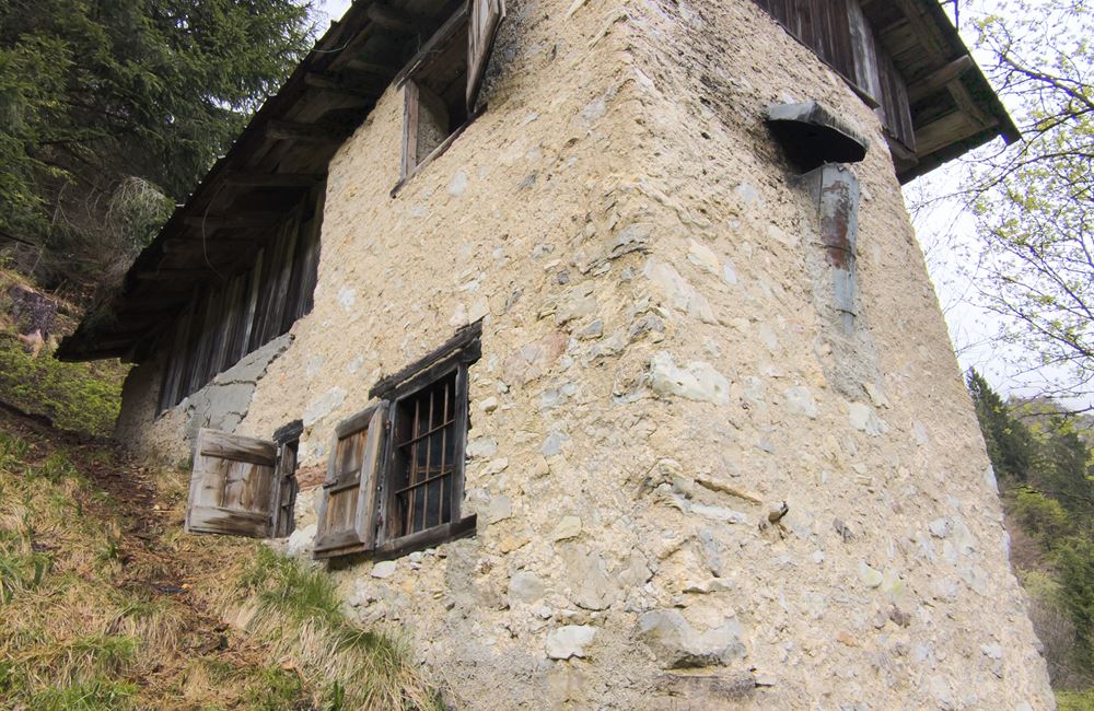 PARTE DI FIENILE E TERRENI IN LOCALITA’ VIES - Vendita Rustico Ledro (località Vies) Valle di Ledro