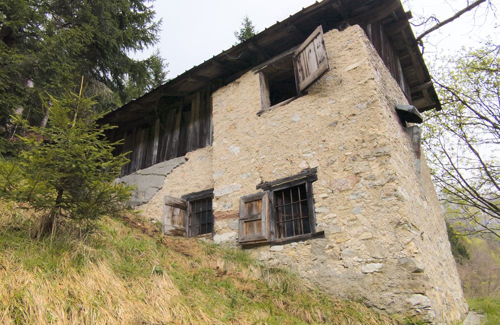 PARTE DI FIENILE E TERRENI IN LOCALITA’ VIES - Vendita Rustico Ledro (località Vies) Valle di Ledro