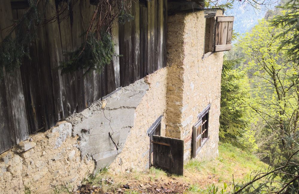 PARTE DI FIENILE E TERRENI IN LOCALITA’ VIES - Vendita Rustico Ledro (località Vies) Valle di Ledro