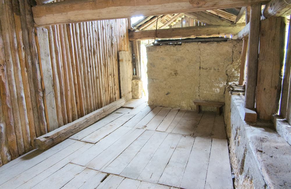 PARTE DI FIENILE E TERRENI IN LOCALITA’ VIES - Vendita Rustico Ledro (località Vies) Valle di Ledro