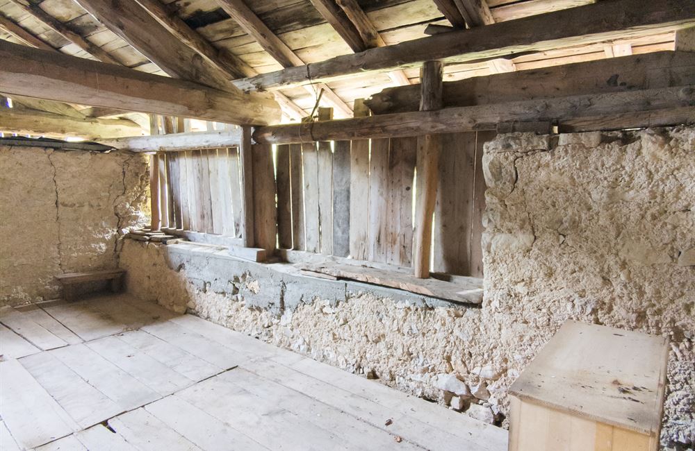 PARTE DI FIENILE E TERRENI IN LOCALITA’ VIES - Vendita Rustico Ledro (località Vies) Valle di Ledro