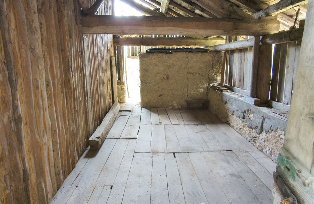 PARTE DI FIENILE E TERRENI IN LOCALITA’ VIES - Vendita Rustico Ledro (località Vies) Valle di Ledro