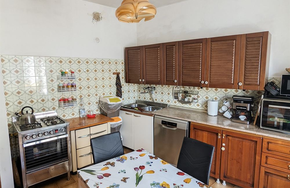 APPARTAMENTO PIANO PRIMO CON AMPI LOCALI ACCESSORI E PICCOLO CORTILE - Vendita Appartamento trilocale Ledro (fraz. Tiarno di Sopra ) Valle di Ledro