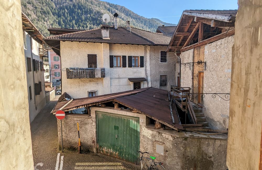APPARTAMENTO PIANO PRIMO CON AMPI LOCALI ACCESSORI E PICCOLO CORTILE - Vendita Appartamento trilocale Ledro (fraz. Tiarno di Sopra ) Valle di Ledro