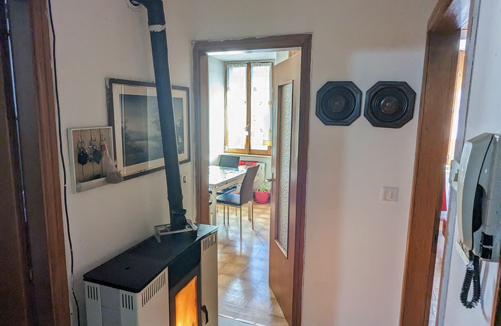 APPARTAMENTO PIANO PRIMO CON AMPI LOCALI ACCESSORI E PICCOLO CORTILE - Vendita Appartamento trilocale Ledro (fraz. Tiarno di Sopra ) Valle di Ledro