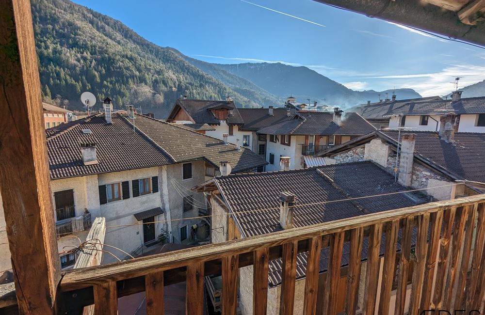 APPARTAMENTO PIANO PRIMO CON AMPI LOCALI ACCESSORI E PICCOLO CORTILE - Vendita Appartamento trilocale Ledro (fraz. Tiarno di Sopra ) Valle di Ledro