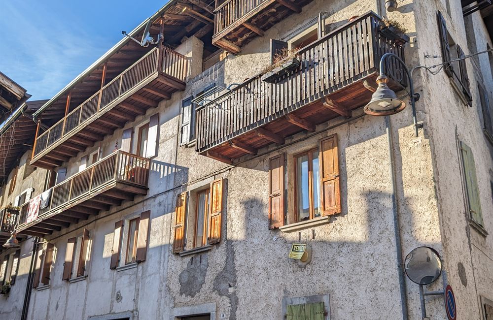 APPARTAMENTO PIANO PRIMO CON AMPI LOCALI ACCESSORI E PICCOLO CORTILE - Vendita Appartamento trilocale Ledro (fraz. Tiarno di Sopra ) Valle di Ledro