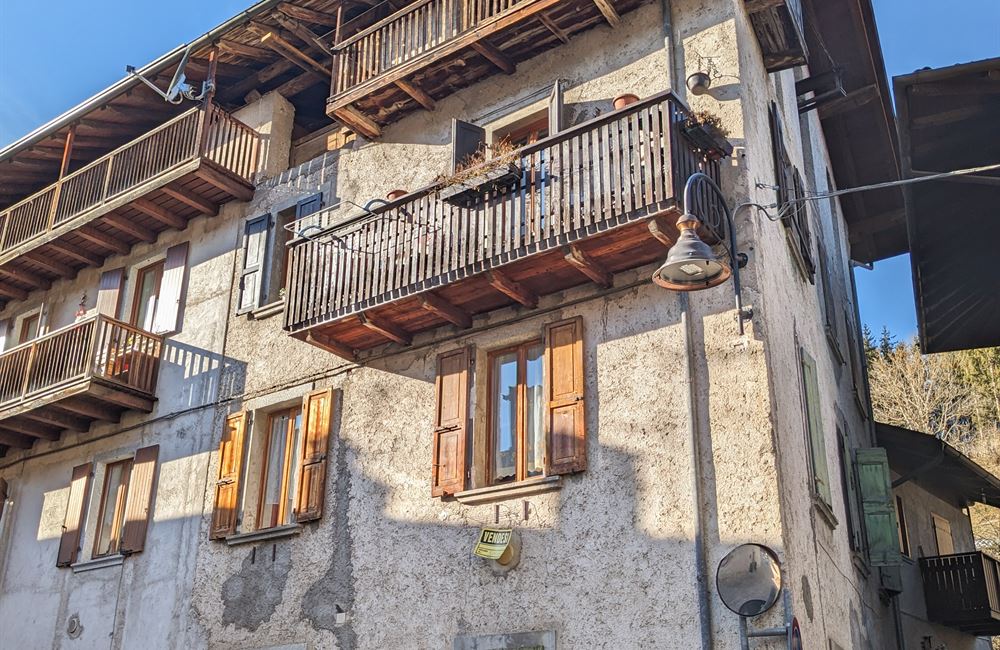 APPARTAMENTO PIANO PRIMO CON AMPI LOCALI ACCESSORI E PICCOLO CORTILE - Vendita Appartamento trilocale Ledro (fraz. Tiarno di Sopra ) Valle di Ledro