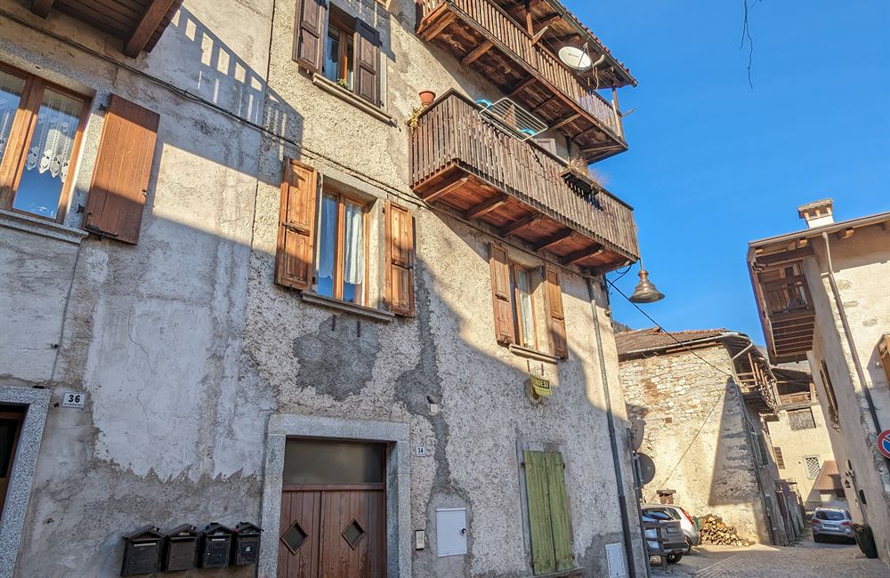 APPARTAMENTO PIANO PRIMO CON AMPI LOCALI ACCESSORI E PICCOLO CORTILE - Vendita Appartamento trilocale Ledro (fraz. Tiarno di Sopra ) Valle di Ledro