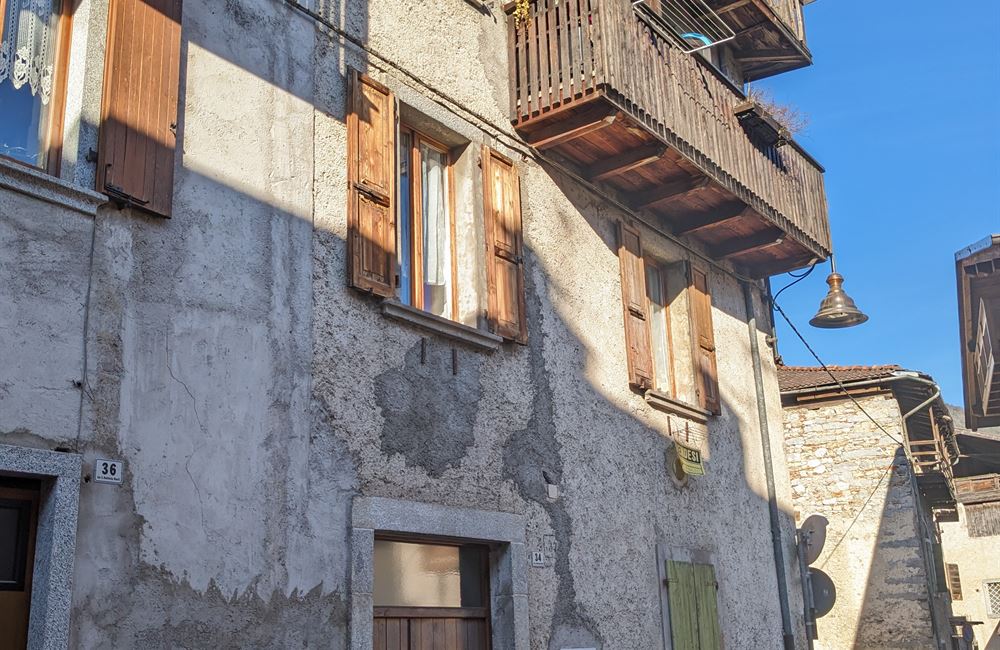 APPARTAMENTO PIANO PRIMO CON AMPI LOCALI ACCESSORI E PICCOLO CORTILE - Vendita Appartamento trilocale Ledro (fraz. Tiarno di Sopra ) Valle di Ledro