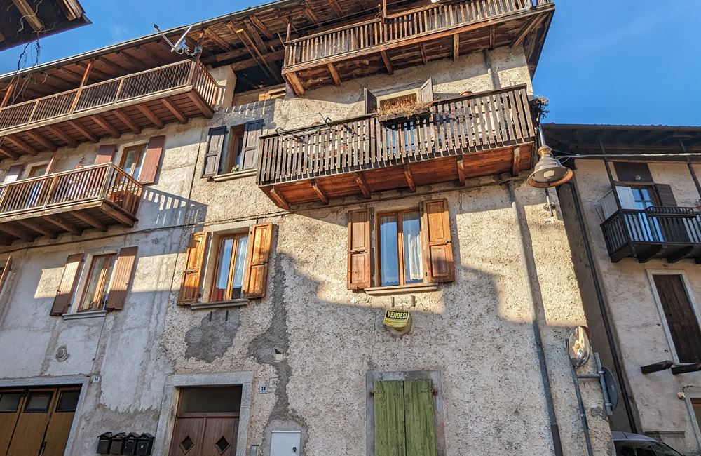 APPARTAMENTO PIANO PRIMO CON AMPI LOCALI ACCESSORI E PICCOLO CORTILE - Vendita Appartamento trilocale Ledro (fraz. Tiarno di Sopra ) Valle di Ledro