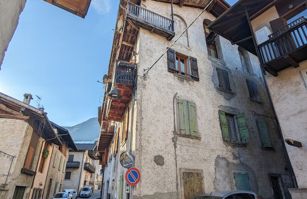 APPARTAMENTO PIANO PRIMO CON AMPI LOCALI ACCESSORI E PICCOLO CORTILE - Vendita Appartamento trilocale Ledro (fraz. Tiarno di Sopra ) Valle di Ledro