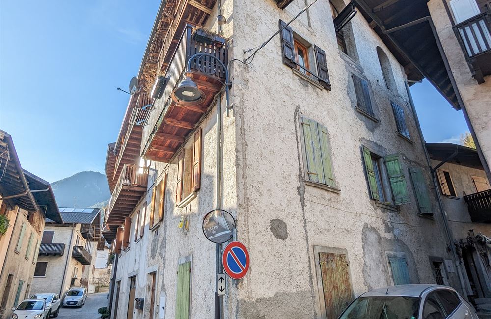 APPARTAMENTO PIANO PRIMO CON AMPI LOCALI ACCESSORI E PICCOLO CORTILE - Vendita Appartamento trilocale Ledro (fraz. Tiarno di Sopra ) Valle di Ledro