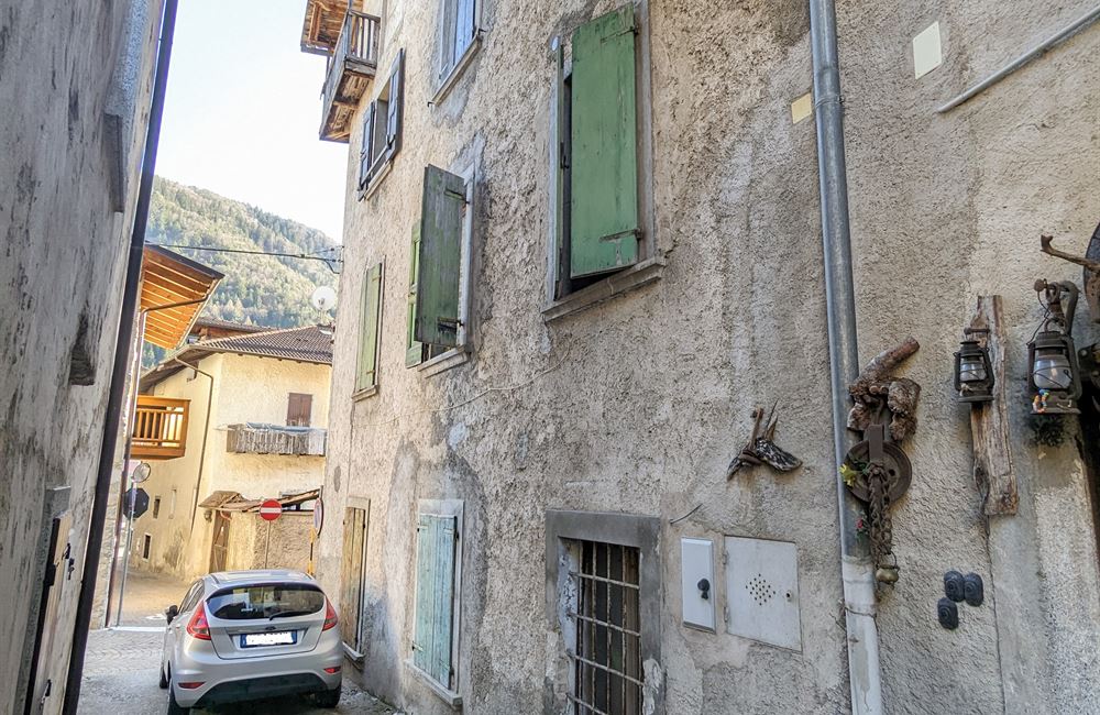 APPARTAMENTO PIANO PRIMO CON AMPI LOCALI ACCESSORI E PICCOLO CORTILE - Vendita Appartamento trilocale Ledro (fraz. Tiarno di Sopra ) Valle di Ledro
